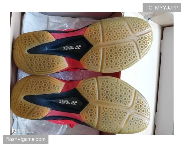 林丹随手一张生活照，咖啡像广告、拖鞋还接地气，这反差笑死我